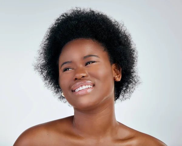 スタジオの化粧品ウェルネスのための白い背景の黒い女性とのスキンケア 自然な毛および顔 美しさ 皮膚科およびアフリカの少女は 治療のための輝きとモックアップの健康的な光 — ストック写真