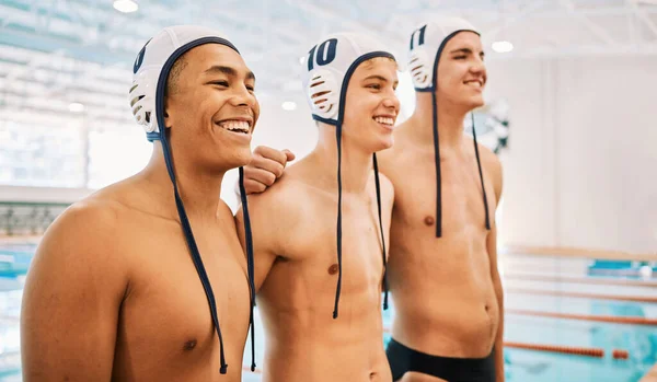 ティーンエイジャー ボーイグループ チーム スポーツのウォーターポロ 屋内スイミングプールでハドルで笑顔 若い男性選手 高校アスリート フィットネス チームワークで泳ぐ — ストック写真