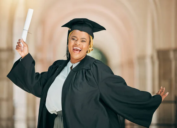 Universiteitsstudent Afstudeerdiploma Zwarte Vrouw Vieren Schoolsucces College Onderwijs Award Certificaat — Stockfoto