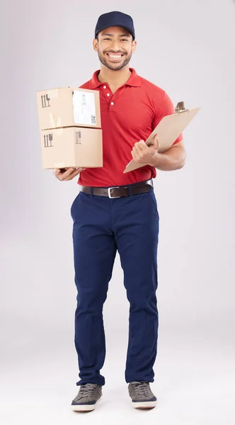 快乐的亚洲男人 肖像和盒子在交付与剪贴板的核对表与白色工作室背景 男士们在供应链中对快递服务 包裹或包裹以及物流保持微笑 — 图库照片