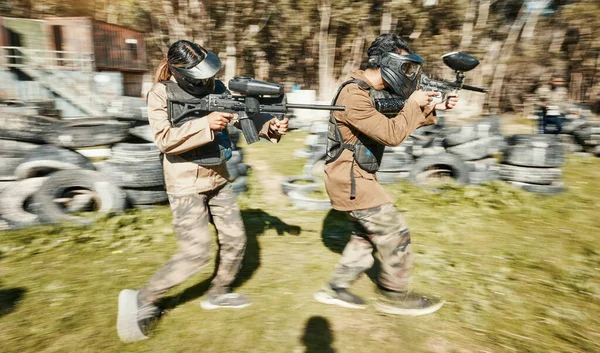 团队合作 速度和彩弹与人在游戏中的游戏 战争和体育游戏 任务和士兵 人们在战场上为目标 枪械和战士训练而射击 — 图库照片