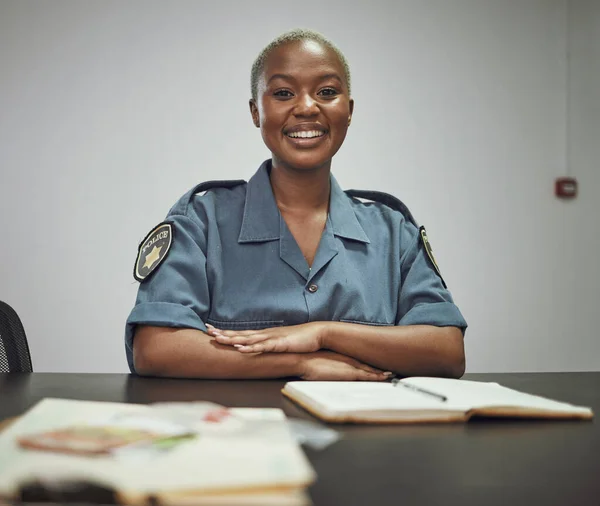 Счастливая Улыбающаяся Портрет Женщины Полицейского Сидящей Столом Офисе Пишущей Отчеты — стоковое фото