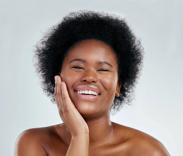 Glad Svart Kvinna Porträtt Och Afro Hudvård Naturlig Skönhet Eller — Stockfoto