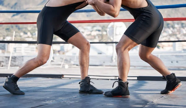 挑战和战斗在一起 为摔跤 运动或健身共同推动 强壮的身体或健康的屋顶上的戒指 Mma竞赛 教练或竞赛训练 个人教练和训练 — 图库照片
