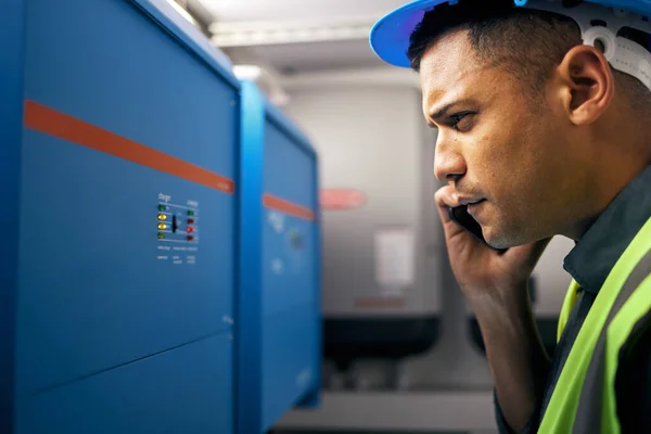 Telefone Homem Verificar Com Engenheiro Caixa Energia Sala Controle Técnico — Fotografia de Stock