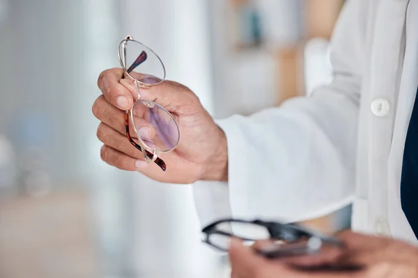 Manos Gafas Optometría Con Óptico Una Clínica Para Recomendar Lentes — Foto de Stock