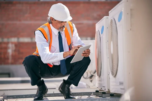 Airconditioner Dak Engineering Man Tablet Onderhoud Controle Van Elektrische Stroom — Stockfoto
