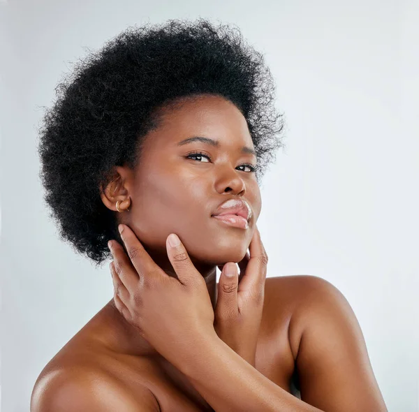 Stüdyo Arka Planında Güzellik Afro Siyah Kadın Derili Kozmetik Ürünlü — Stok fotoğraf