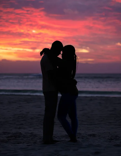 Coppia Tramonto Silhouette All Aperto Spiaggia Con Amore Cura Impegno — Foto Stock