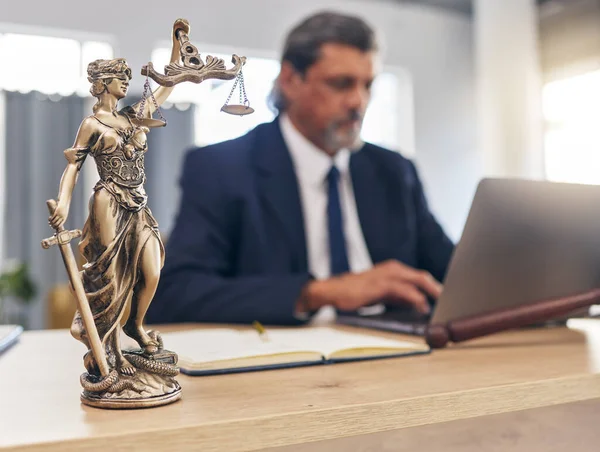 Justiz Statue Und Mann Amt Mit Laptop Kanzleischreibtisch Online Recherche — Stockfoto