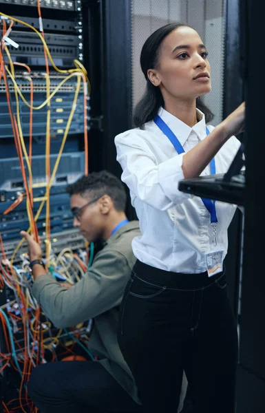 Server Room Engineer Team Working Together Programming Cybersecurity Maintenance African — Stock Photo, Image