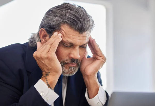 Huvudvärk Ansikte Och Senior Affärsman Deprimerad Frustrerad Och Stress Över — Stockfoto