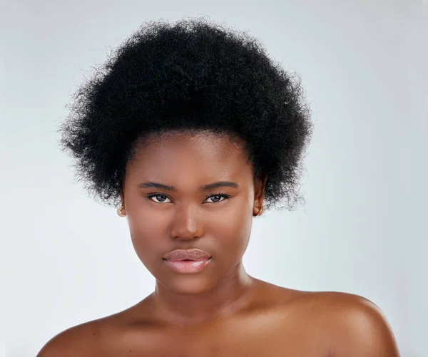 白い背景に隔離されたスタジオで顔 スキンケア 深刻な黒人女性 化粧品 スパフェイシャルトリートメント エステティック ウェルネス 肌の健康を備えたポートレート 美しさ 自然なアフリカのモデル — ストック写真