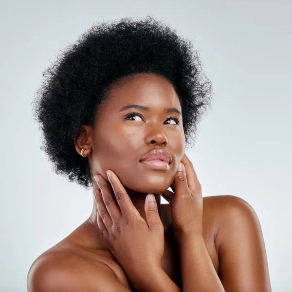 Yüz Cilt Bakımı Siyah Kadın Güzelliği Beyaz Arka Planda Stüdyoda — Stok fotoğraf
