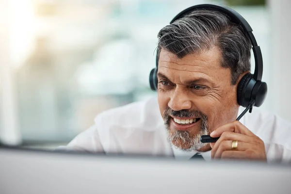 Feliz Call Center Hombre Maduro Escuchando Para Negocios Servicio Cliente —  Fotos de Stock