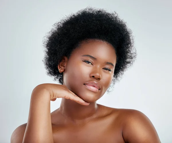 Rostro Belleza Cuidado Piel Mujer Negra Con Confianza Estudio Aislado —  Fotos de Stock