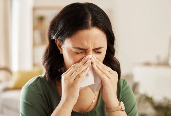 Tkanka Nos Chora Kobieta Kichająca Kanapie Alergią Przeziębieniem Lub Grypą — Zdjęcie stockowe