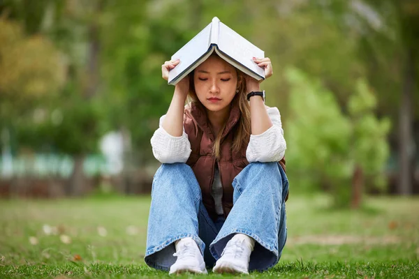 压力和书籍与妇女在公园学习 思考和抑郁 亚洲学生在自然草场上的大学 心理健康和教育 以解决倦怠 焦虑和疲劳问题 — 图库照片