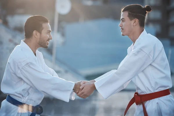 Muži Karate Handshake Při Tréninkovém Boji Respekt Fitness Nebo Cvičení — Stock fotografie