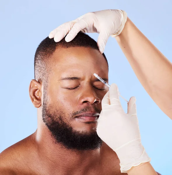 黑人男子 整形手术和注射器在工作室的美观 抗衰老或面部改造的背景 用于皮肤科 针头或充填美容术的非洲病人 模特和医生手 — 图库照片