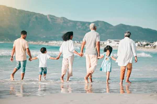 Abuelos Padres Niños Tomados Mano Playa Como Una Gran Familia —  Fotos de Stock