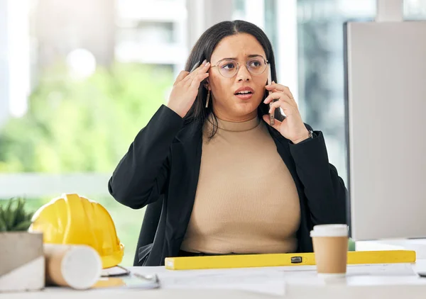 Stress Telefonate Und Architektur Mit Geschäftsfrau Büro Für Angst Kommunikation — Stockfoto