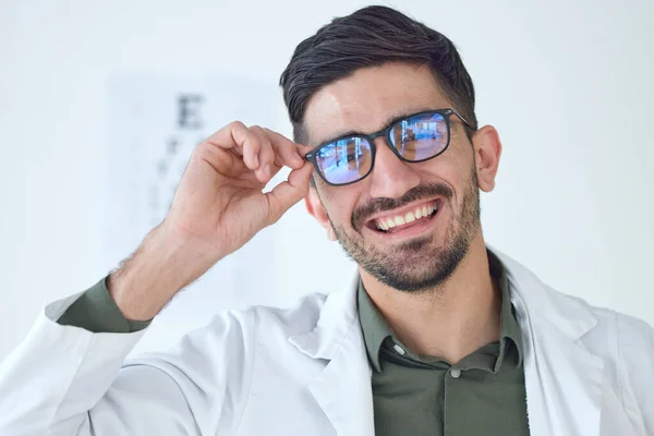 男性和快乐的视光师 配戴视力 健康或健康眼镜 眼科医生 眼科专科医生 眼科专科医生及眼科专科医生 — 图库照片