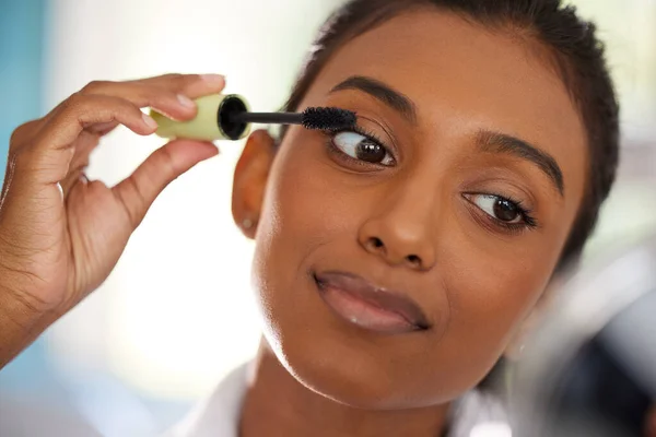 Gezicht Vrouw Met Mascara Make Routine Voor Schoonheidsverzorging Bij Haar — Stockfoto