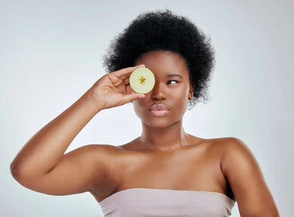 白いスタジオの背景に対する食事 自然栄養 健康のための黒人女性 リンゴとアフロ アフリカの女性の人物の顔や繊維 ビタミン スキンケアウェルネスのための有機フルーツのモデル — ストック写真