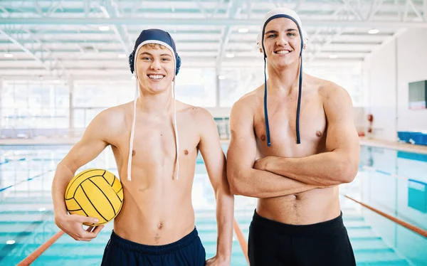 Sport Zwemmen Portret Van Mannelijke Atleten Met Gekruiste Armen Voor — Stockfoto
