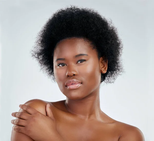 白い背景のスタジオで深刻で孤立した黒人女性のスキンケア 顔と美しさ 化粧品 フェイシャルトリートメント エステティック ウェルネス 健康を備えた自信と肖像画と自然モデル — ストック写真