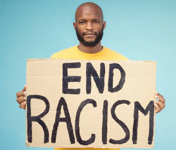 人種差別を終わらせるポスター 黒人男性 抗議行動は 社会正義 平等問題のために青い背景で孤立した 人物の肖像画のための青少年 段ボールのサイン — ストック写真