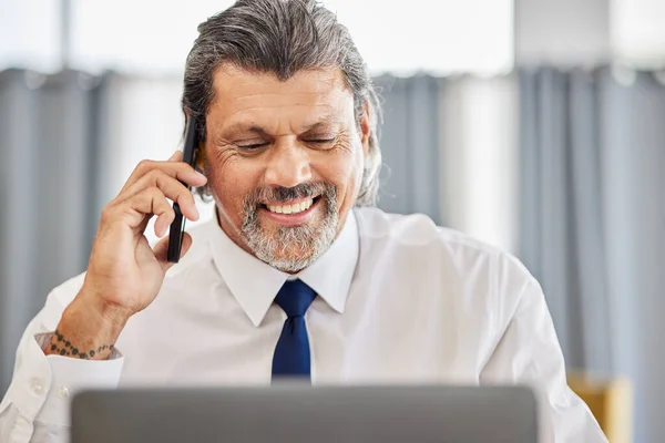 Llamada Telefónica Hombre Gerente Sénior Con Sonrisa Despacho Abogados Consultoría —  Fotos de Stock