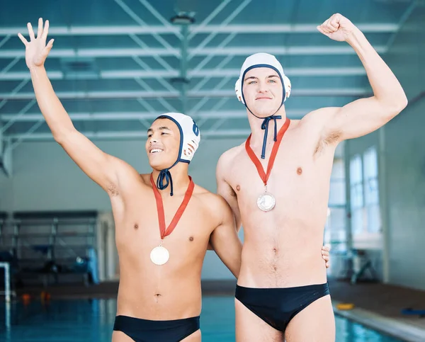 获奖者 金牌和一支水球队 庆祝一项体育赛事在体育馆取得的成功 胜利和奖励 快乐的男性运动员在领奖台上为胜利欢呼 — 图库照片