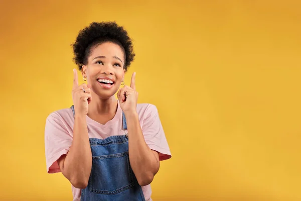 Sonríe Señala Maqueta Con Una Mujer Negra Sobre Fondo Amarillo — Foto de Stock