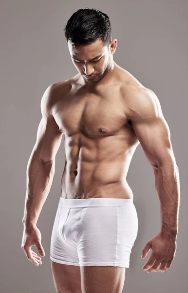 下着モデル スタジオでウェルネスと強い胸と筋肉のケア ボディービルダー 運動と健康な男性 灰色の背景とフィットネスやトレーニングからの筋肉 — ストック写真