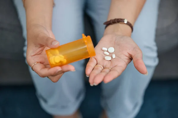 Mãos Garrafa Pílula Tablet Para Saúde Pessoa Doente Farmacêutica Com — Fotografia de Stock