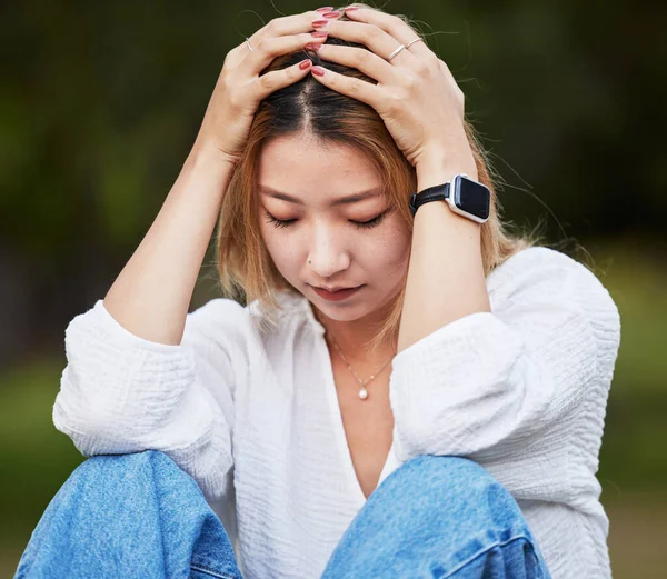 Üzüntü Depresyon Parkta Hata Yapan Düşünen Kaygılı Bir Kadın Yorgun — Stok fotoğraf