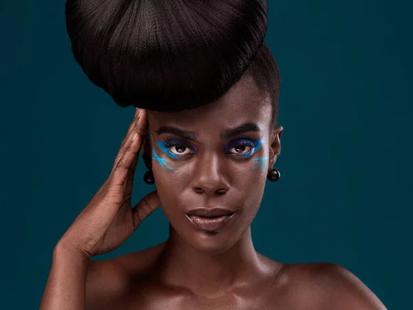 Retrato Cabelo Maquiagem Com Uma Mulher Negra Modelo Estúdio Fundo — Fotografia de Stock