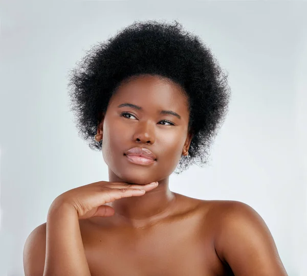 白い背景のスタジオで深刻で孤立した黒人女性の顔 美しさとスキンケア 化粧品 フェイシャルトリートメントまたは審美的な健康または健康を備えた自信のある手または自然なアフリカのモデル — ストック写真