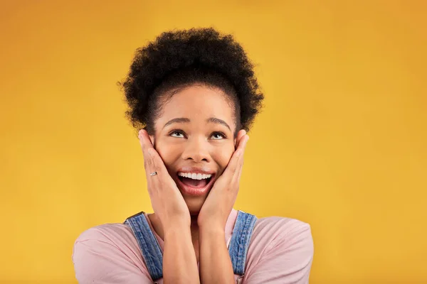 Denken Verrassen Vrouw Met Een Glimlach Opgewonden Expressie Een Gele — Stockfoto