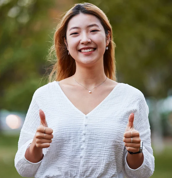 Parktaki Mutlu Mutlu Asyalı Kadın Portresi Dışarıda Destek Rahatlama Mutluluk — Stok fotoğraf