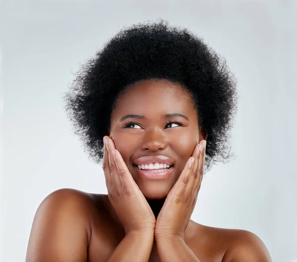 化粧品のフェイスルーチンでスタジオでスキンケア ヘルス 女性モデル 灰色の背景による顔の皮膚科治療を施したアフリカ人女性の美しさ ヘッドショット — ストック写真