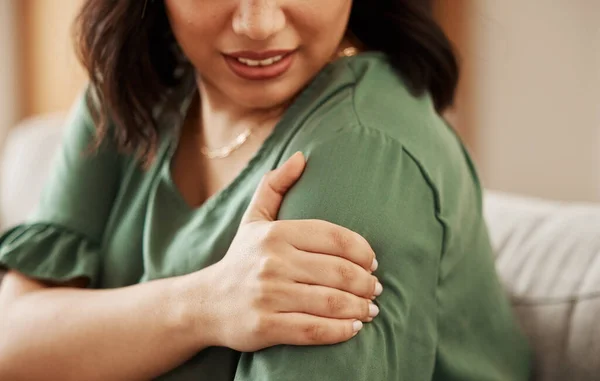 Ręce Ból Barku Kobieta Kanapie Masaż Lub Stres Kontuzji Dla — Zdjęcie stockowe