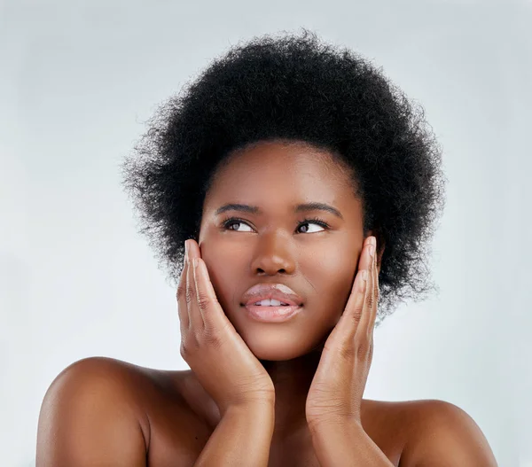 セルフケア アフリカの女性は ウェルネスまたは化粧品の顔のルーチンでスタジオで 灰色の背景によるフェイシャル皮膚科治療による女性モデルの健康 ヘッドショット — ストック写真