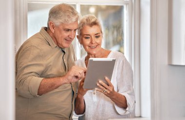 Evde, daktiloda ve sosyal medyada aşk ve web sitesi bilgisi olan yaşlı bir çiftle sohbet ve mesajlaşma. Teknoloji, yaşlı adam ve yaşlı kadın mutluluğu, interneti ve bağlantıyı arıyor..