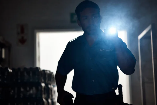 Lanterna Polícia Homem Escuro Para Investigação Inspeção Busca Propriedade Noite — Fotografia de Stock