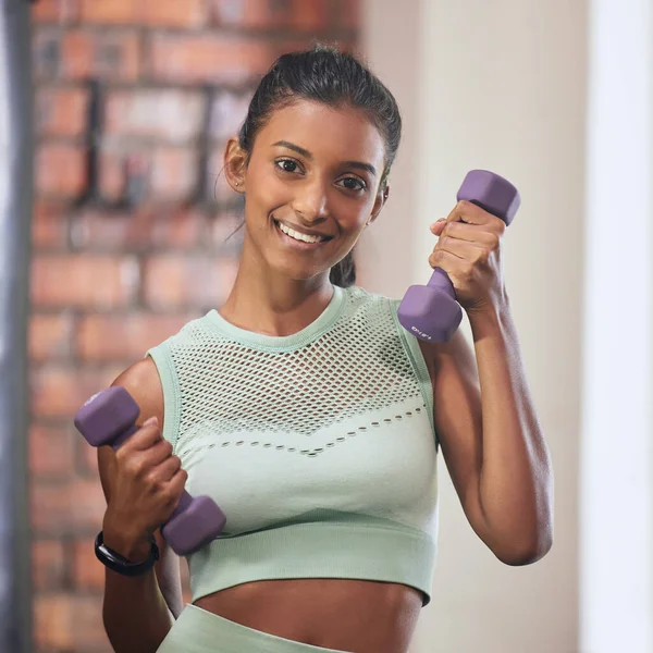 Sonrisa Gimnasio Retrato Mujer Con Mancuerna Para Fitness Metas Entrenamiento —  Fotos de Stock