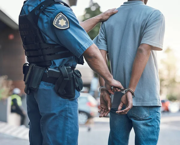 Fermo Manette Mani Del Poliziotto Con Criminale Città Giustizia Crimine — Foto Stock