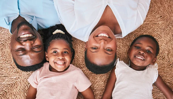 上图中 父母或快乐孩子的肖像 在家里或家里的地板上粘合 或作为一个黑人家庭玩耍 母亲或非洲父亲带着微笑 关心或爱心与孩子 女孩或兄弟姐妹一起放松 — 图库照片
